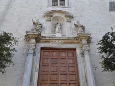 D'altronde anche la Cattedrale presenta per� sulla cornice del portone d�ingresso entrambe la statue dei protettori di Bari, una accanto all�altra