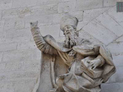 C�� la statua di San Sabino in abiti vescovili e con la mitra a punta sulla testa...