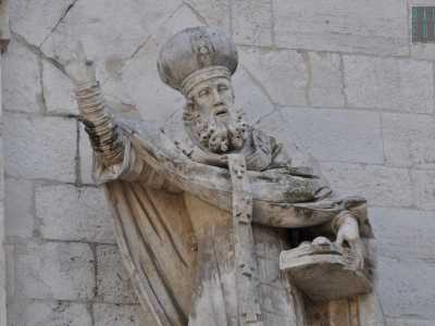 ...e accanto quella di San Nicola, con una mitra tondeggiante, caratteristica dei vescovi orientali