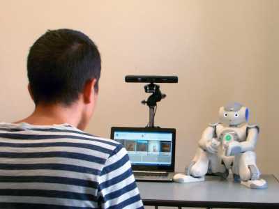Un bambino autistico mentre utilizza il robot