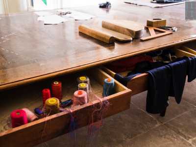 Grosse forbici e rocchette con il filo di cotone colorato 
