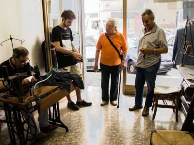 Alcuni affezionati clienti che giungono da tutta la Puglia per farsi imbastire un abito a mano