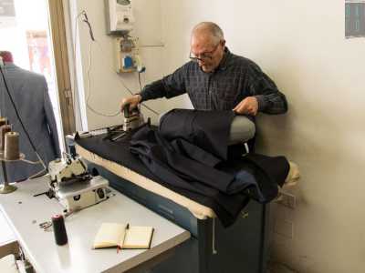 Gli unici attrezzi presenti sono solo ago, filo, forbici, macchina da cucire manuale a pedali e pesanti ferri da stiro di 50 anni fa