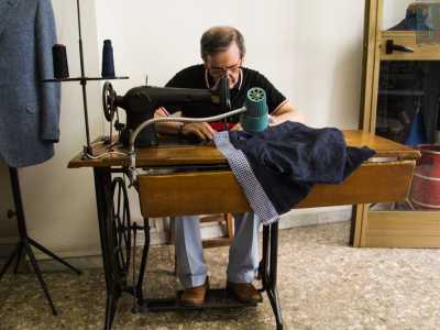 Egidio al lavoro con una antica macchina da cucire