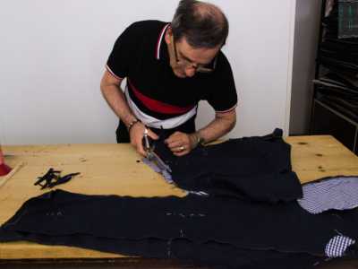 Il 69enne Egidio alle prese con il taglio della stoffa