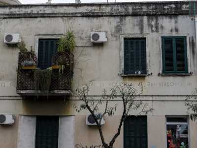 La prima parte della scritta