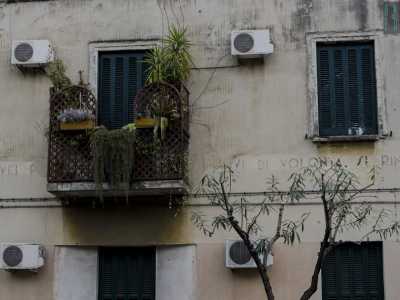 La frase "popoli che un giorno" � coperta da un balconcino