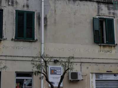 L'ultima parola "morte" � stata cancellata da una mano di pittura