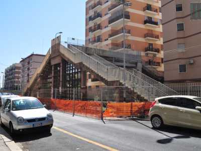 Il cavalcavia pedonale che superando i binari della ferrovia porta al quartiere Japigia