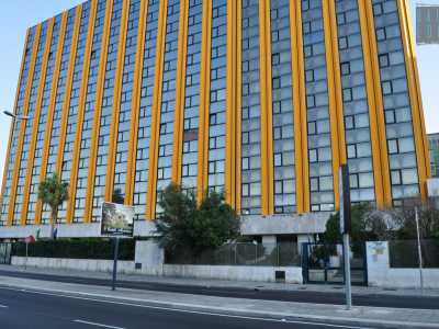 Prima di arrivare al poco frequentato parco Perotti, fiancheggiamo il palazzo a specchi dell�Inail
