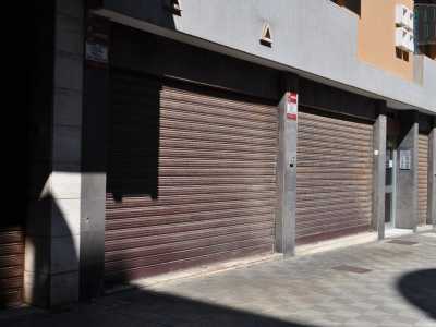 Non ci resta che ritornare indietro fiancheggiando questa volta la ferrovia e inoltrandoci per via Guarnieri: anche qui serrande chiuse e cartelli di �vendesi� la fanno da padrone