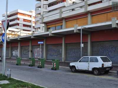 Il tratto distintivo della zona: una lunga serie di saracinesche abbassate, ricordo di ristoranti, bar, asili che un tempo avevano preso piede qui