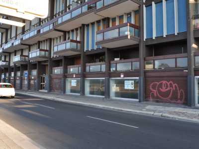 Oltre alle saracinesche sono presenti anche alcune vetrine, sui cui campeggiano numerosi cartelli di �affittasi� e �vendesi�