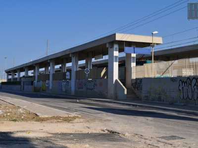 Proseguendo resta solo un edificio del Comune e la fermata della ferrovia su via Anastasio Ballestrero