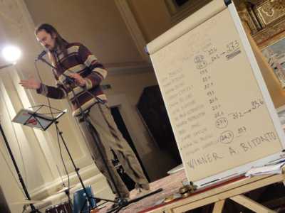 Andrea Bitonto, vincitore del Poetry slam del sud nella biblioteca Santa Teresa dei Maschi
