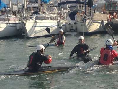Un giocatore avanza con la palla tra le mani: ogni squadra deve chiudere ciascuna azione entro 60 secondi