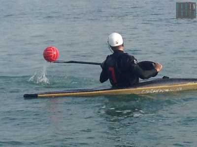 Un canoista raccoglie il pallone con la pagaia