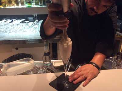 Nicola Ruggiero durante la preparazione di un cocktail molecolare