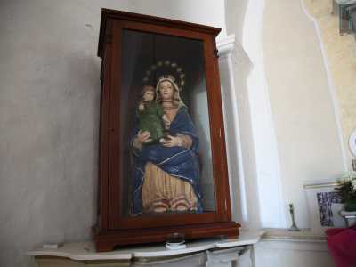 I due soggetti sacri sono riprodotti anche attraverso una statuetta posizionata a destra della tavola liturgica