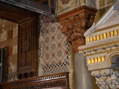 L�ambiente � del resto ricchissimo di simboli cari ai massoni: dalle melagrane sul soffitto, ai compassi intarsiati nelle porte, agli esagrammi dipinti sui muri