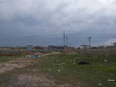 La stradina, colma di rifiuti, che ci ha permesso di arrivare sul Lungomare(foto di Stefania Buono)