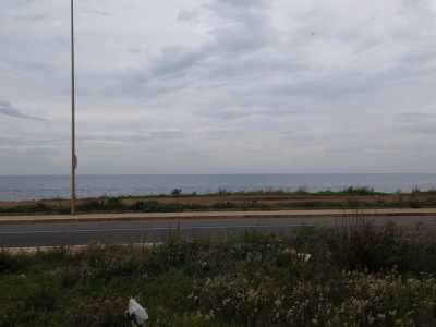 La mattina seguente attraversiamo i binari per avvicinarci al lungomare (foto di Stefania Buono)