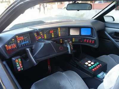 L'interno di Kitt con il colorato cruscotto futuristico