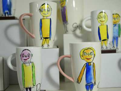 Tazze dipinte a mano da una ragazza diversamente abile del laboratorio creativo Div.ergo di Lecce