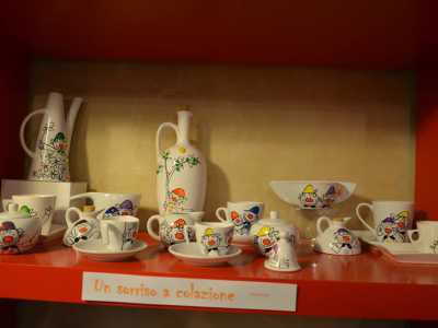 Alcuni dei prodotti in ceramica che si possono acquistare nella bottega e nel laboratorio Div.ergo