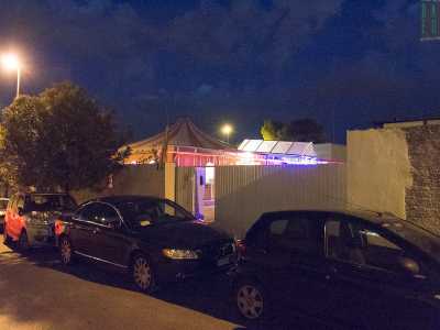 Sono le otto di sera e il cielo si sta pian piano oscurando. La porticina del cancello bianco su via Massaua � aperta e ci permette di intravedere le luci all�interno del tendone bianco e rosso che ospita il tempio induista