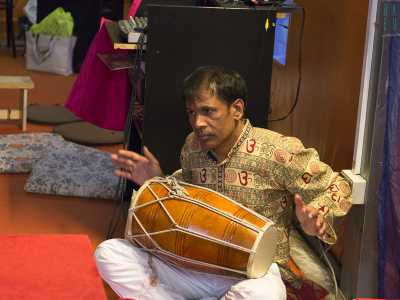 Un uomo suona il dholak, un tamburo indiano
