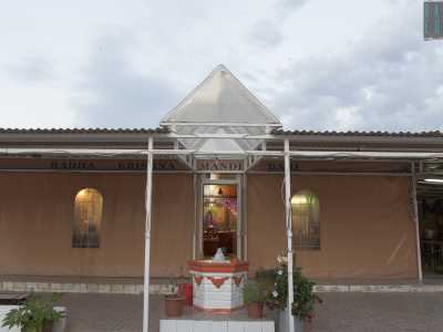 All'ingresso del tempio si legge in alto la scritta �Radha Krishna mandir Bari�