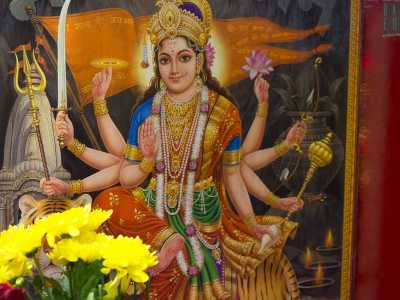 Eccoci finalmente dentro: ci colpiscono subito le statuette di porcellana e le tele raffiguranti alcune delle divinit� pi� importanti, tra cui Sharadiya Durga Puja, dalle tante braccia e dal sorriso allamaliante