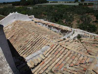 Pochi metri pi� in basso � possibile scorgere le tegole della copertura della chiesa arroventate dal primo caldo estivo
