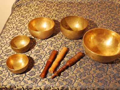 Alcune campane tibetane di varie dimensioni con dei batacchi utilizzati per suonarle