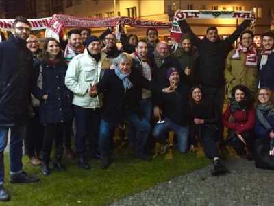 I membri del Bari club Berlino assieme allo storico commentatore delle partite dei biancorossi Michele Salomone, all'ex direttore sportivo dei galletti Guido Angelozzi e all'ex calciatore Gennaro Delvecchio 