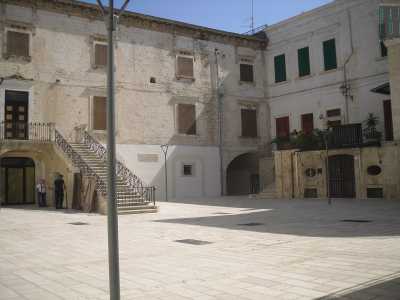 Il castello nel corso dei secoli � stato smembrato e diviso tra abitazioni, esercizi commerciali e cinema