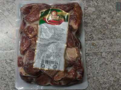 Il "tochitura" � fatto con pezzi di maiale e suino: si presenta in un imballo di plastica da cui si intravedono pezzi di salsiccia precotta che poi si arrostiscono e si mangiano accompagnati da polenta e borduf grattugiato, formaggio tipico rumeno