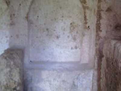 Il sedile scavato nella roccia all'interno della chiesa: la sua imponenza suggerisce che fosse utilizzato da personalit� importanti, probabilmente dai vescovi