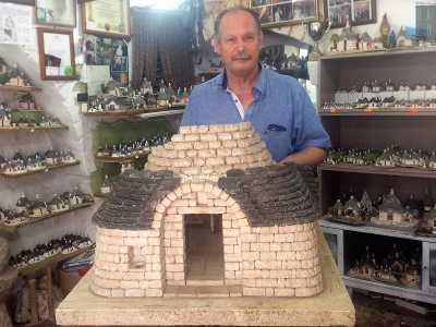 Giuseppe Maffei, artigiano 59enne nonch� cavaliere della Repubblica italiana, all�interno della sua bottega ci mostra la prima miniatura, situata al centro della stanza su di un piedistallo, in bella mostra. � alta cinquanta centimetri e rappresenta un trullo in sezione