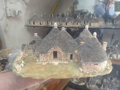 Un esempio di trullo in miniatura pi� elaborato, che ha richiesto cinque giorni di lavorazione. Il suo valore di mercato si aggira intorno ai 250 euro