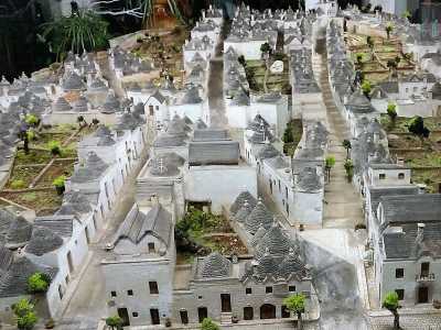 �Alberobello in miniatura", ovvero tutto il paesino in scala 1 a 50 realizzato dall'artigiano 59enne Orazio Annese. Sono presenti quindi anche strade, negozi, scalinate e parchi