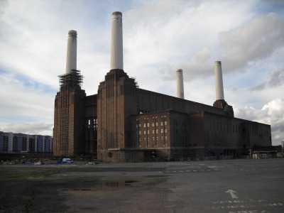 Battersea Power Station, la vecchia centrale elettrica in disuso, divenuta un'icona grazie all'album Animals, dei Pink Floyd