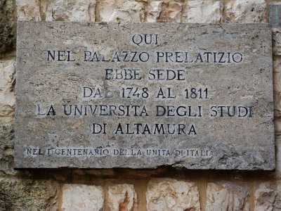 Su un muro laterale, adiacente all'imponente cattedrale cittadina, � visibile una targa che riporta la scritta: �Qui nel Palazzo Prelatizio ebbe sede dal 1748 al 1811 la Universit� degli Studi di Altamura�