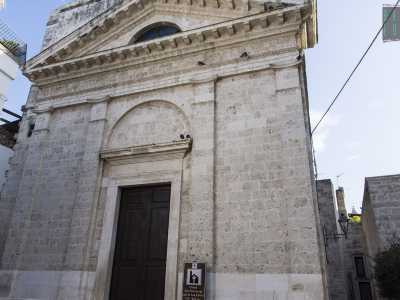 Siamo ora nel cuore del borgo antico: di fronte a noi svetta il castello baronale Martucci, mentre alla nostra sinistra si staglia la chiesa del Padreterno con la sua austera facciata in tufo. L'edificio religioso risale al 1100 ed � il pi� antico del paese