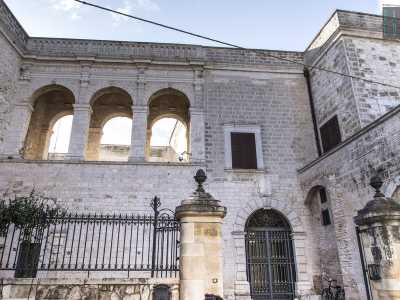 Volgiamo ora lo sguardo verso il castello eretto nell�XI secolo e attorno al quale si � sviluppato il resto del borgo. L'accesso � sbarrato da un cancello in metallo che immette nell'atrio: quest'ultimo � circondato dalla massiccia struttura, modificata pi� volte dai feudatari che vi hanno abitato nel corso dei secoli