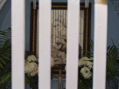 Da circa un secolo in questa nicchia c'� un quadro della Madonna. Proprio davanti all�edicola votiva gli abitanti della zona si riuniscono periodicamente per recitare assieme il Rosario