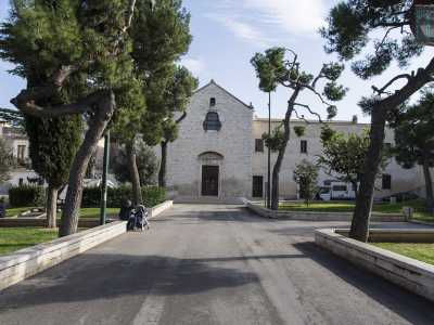 Via San Benedetto ci porta fuori dal perimetro del borgo antico ma il nostro giro non � ancora finito: attraversiamo i giardini di largo San Francesco e arriviamo dinanzi alla chiesa di Santa Maria di San Luca