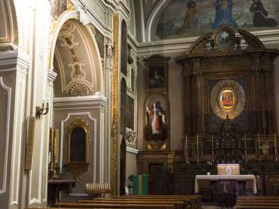 All'interno � presente un dipinto della Madonna con Ges�, posizionato dietro l'altare e attribuito tradizionalmente all'evangelista Luca