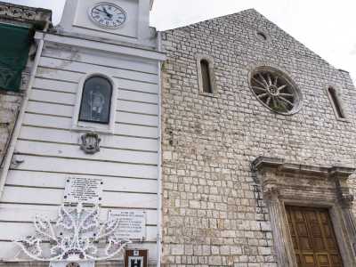 Sulla nostra sinistra infatti � impossibile ignorare la chiesa matrice in stile romanico di San Rocco, il luogo di culto pi� frequentato dai valenzanesi. Costruita tra il 1586 e il 1595, � affiancata dalla torre civica dell'orologio, realizzata nel 1824 e caratterizzata da una nicchia che custodisce dietro un vetro protettivo una statua del patrono cittadino